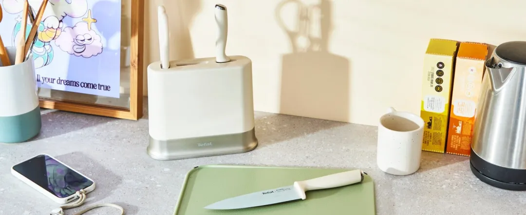 Zestaw 2 noży ze stali nierdzewnej oraz nożyczki TEFAL EverSharp Pro + blok z wbudowaną ostrzałką